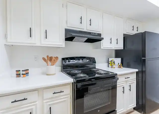 Property at ReNew Towne Oaks - 7800 Youree Dr, Shreveport, LA, 71105, 2 beds, 1-2 bath, [object Object]