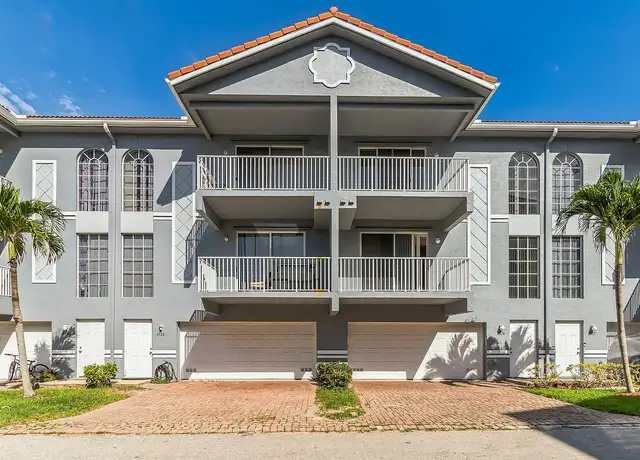 Photo of 4400 Cortina Cir, Fort Myers, FL 33916