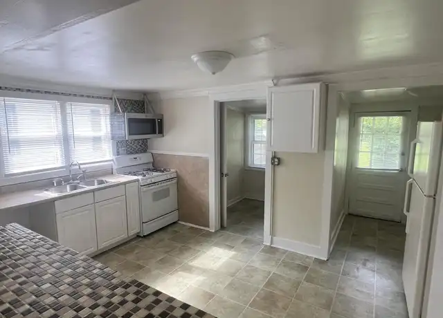 Property at 121 W Forrest Ave, Bardstown, KY, 40004, 2 beds, 1 bath, [object Object]