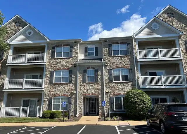 Property at 5 Monarch Trace Ct, Chesterfield, MO, 63017, 2 beds, 2 baths, [object Object]