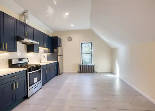 Property at 247 Willow St Unit 3, Waterbury, CT, 06710, 3 beds, 1 bath, [object Object]