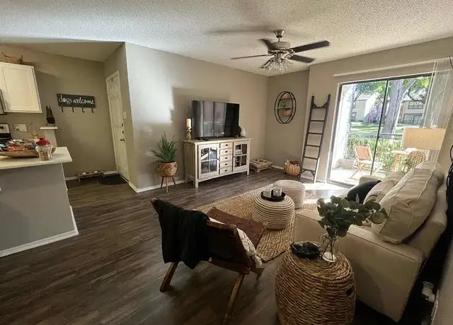 Photo of 5901 Valleycreek Ln, Arlington, TX 76017