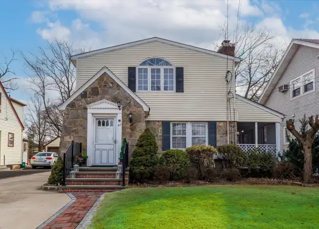 Property at 62 Buckingham Pl Unit 1st Fl, Lynbrook, NY, 11563, 3 beds, 1 bath, [object Object]