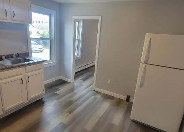 Photo of 29 Pleasant Pl, Leominster, MA 01453