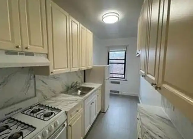 Property at 17290 Highland Ave, Jamaica, NY, 11432, 0 beds, 1 bath, [object Object]