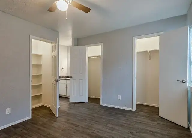 Photo of 2751 E Ledbetter Dr, Dallas, TX 75216