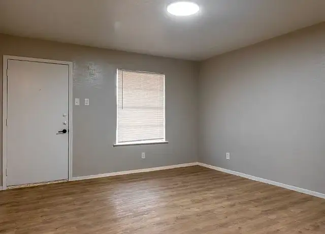Photo of 2751 E Ledbetter Dr, Dallas, TX 75216