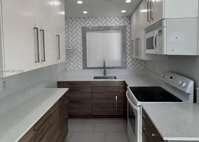Property at 2415 Thomas St Unit B, Hollywood, FL, 33020, 1 bed, 1 bath, [object Object]