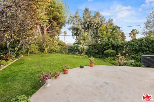 134 N Bowling Green Way, Los Angeles, CA 90049
