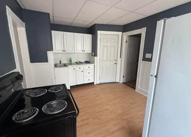 Property at 104 Blake St Unit 5, Lewiston, ME, 04240, 2 beds, 1 bath, [object Object]
