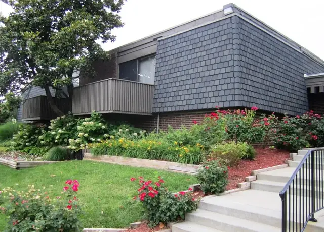 Photo of 9152 Foster St, Overland Park, KS 66212