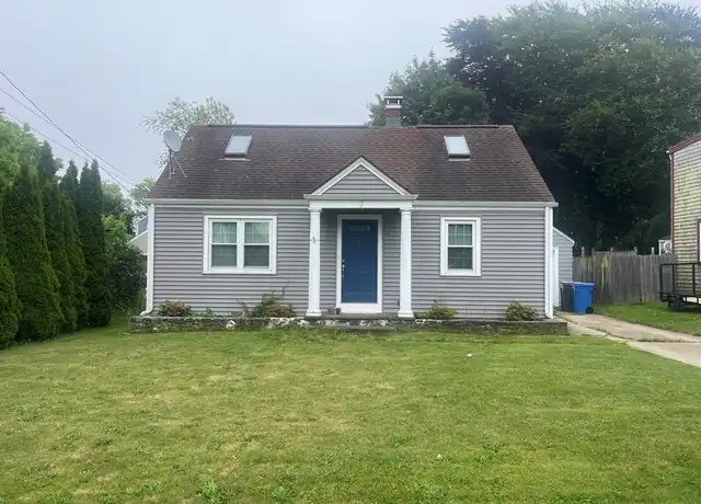Property at 7 King Rd, Middletown, RI, 02842, 3 beds, 1 bath, [object Object]