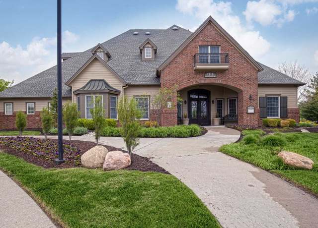 Photo of 1318 SW Manor Lake Dr, Lee's Summit, MO 64082
