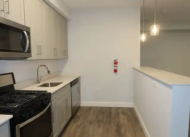 Property at Miracle - 305 W Side Ave, Jersey City, NJ, 07305, 0-1 beds, 1 bath, [object Object]