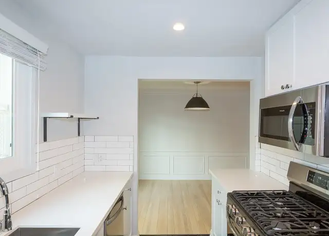 Photo of 8450 De Longpre Ave, West Hollywood, CA 90069