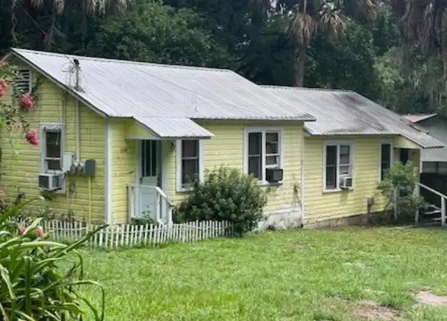 Property at 909 Lilly St, Leesburg, FL, 34748, 1 bed, 1 bath, [object Object]