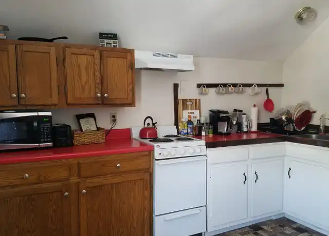 Property at 14 Bartlett St Apt 5, Beverly, MA, 01915, 1 bed, 1 bath, [object Object]
