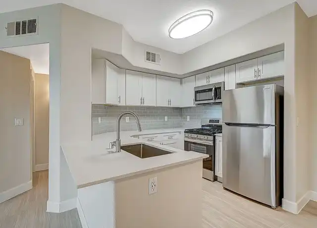 Property at Horizon Ridge Apartments - 595 S Green Valley Pkwy, Henderson, NV, 89012, 2 beds, 2 baths, [object Object]