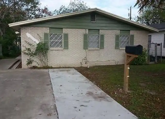 Property at 2734 Soledad St, Corpus Christi, TX, 78405, 6 beds, 2 baths, [object Object]