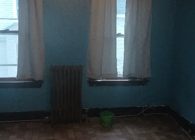 Property at 33 Elmwood Ave Unit 3rd Fl, Waterbury, CT, 06710, 3 beds, 1 bath, [object Object]
