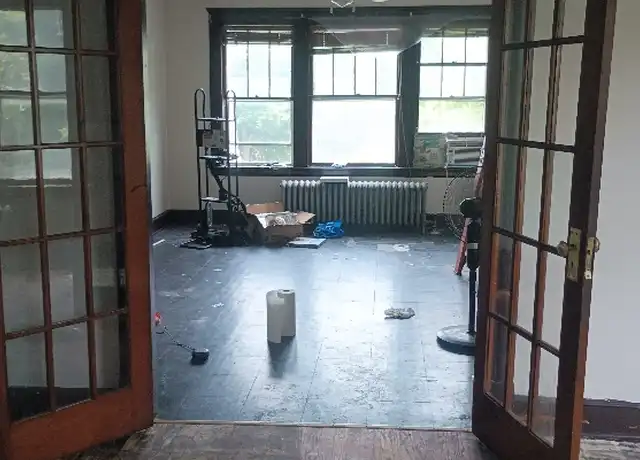 Property at 33 Elmwood Ave Unit 3rd Fl, Waterbury, CT, 06710, 3 beds, 1 bath, [object Object]