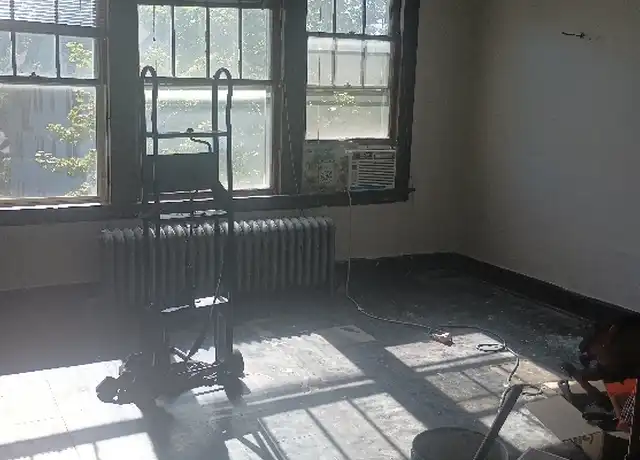 Property at 33 Elmwood Ave Unit 3rd Fl, Waterbury, CT, 06710, 3 beds, 1 bath, [object Object]