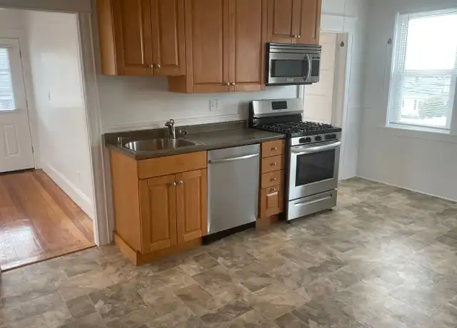 Property at 311 Maple Ave Unit 2, Barrington, RI, 02806, 3 beds, 1 bath, [object Object]
