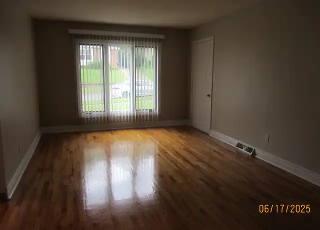 Property at 105 Loomis Ave, Des Moines, IA, 50315, 2 beds, 1 bath, [object Object]