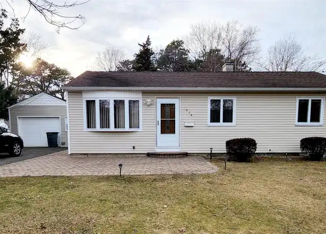 Property at 1029 Merriam Rd, Bay Shore, NY, 11706, 3 beds, 1 bath, [object Object]