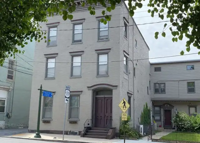 Property at 136 E Queen St Unit 136 3F, Chambersburg, PA, 17201, 3 beds, 1 bath, [object Object]