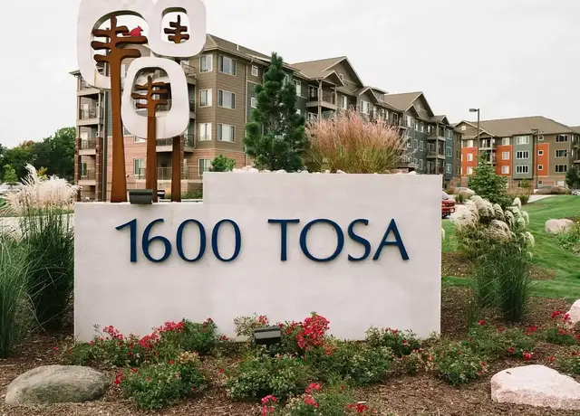 Photo of 1600 Rivers Bnd, Wauwatosa, WI 53226