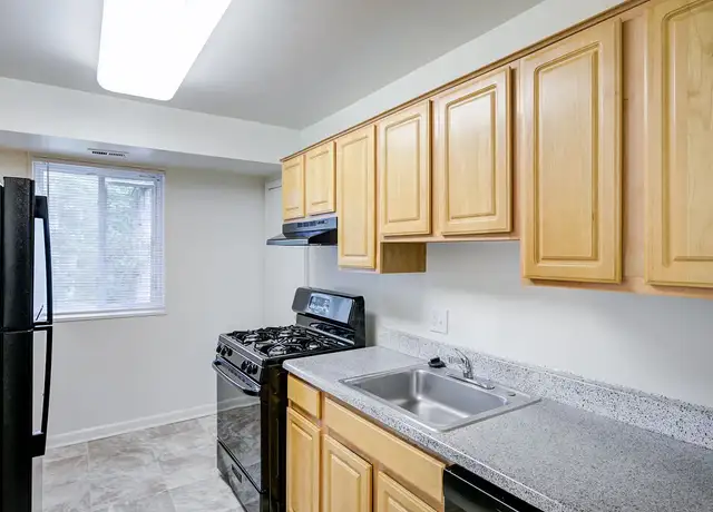 Photo of 25 School Dr, Gaithersburg, MD 20878