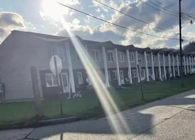 Property at 46 Anson St Unit 4, New Martinsville, WV, 26155, 3 beds, 1 bath, [object Object]