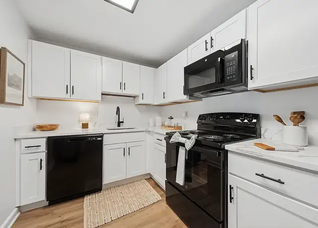 Photo of 20 Middlesex Cir, Waltham, MA 02452