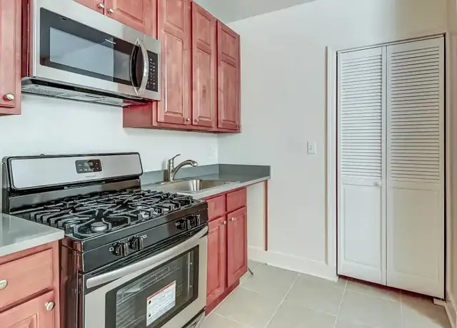 Photo of 1642 W Estes Ave, Chicago, IL 60626