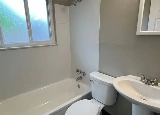 Property at 230 E Nottingham Rd Unit 4, Dayton, OH, 45405, 1 bed, 1 bath, [object Object]