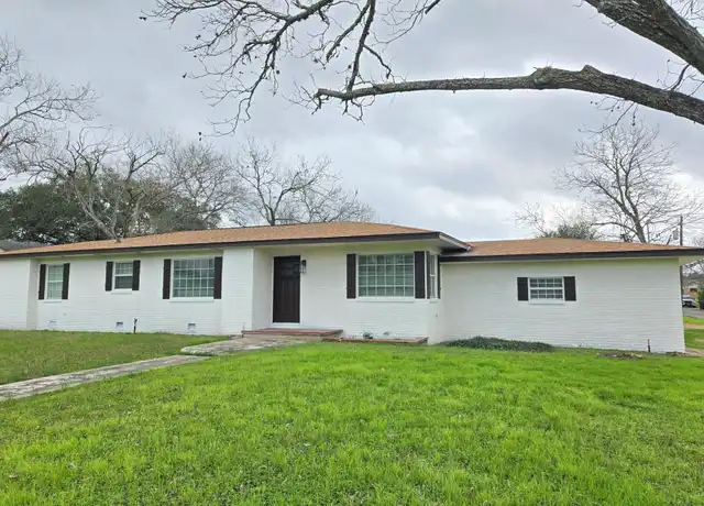 Property at 804 E North Main St, Flatonia, TX, 78941, 4 beds, 2 baths, [object Object]