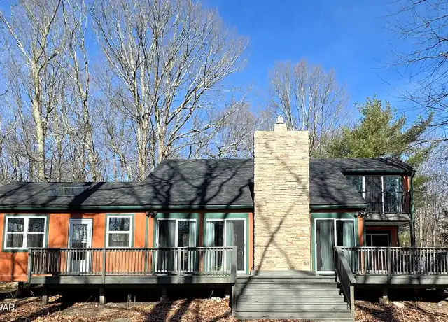 Property at 402 Canoebrook Dr, Hawley, PA, 18428, 3 beds, 2 baths, [object Object]