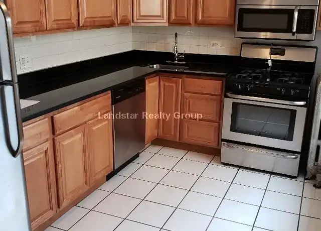 Property at 556 Elmwood Ave, Evanston, IL, 60202, 2 beds, 1 bath, [object Object]