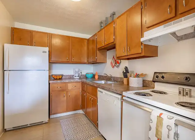 Property at Columbus Park Apartments - 6055 Bear Creek Dr, Bedford Heights, OH, 44146, 2 beds, 1-1.5 bath, [object Object]
