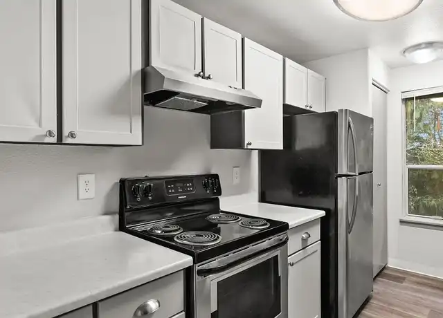 Property at Lodge at Madrona - 3202 S Mason Ave, Tacoma, WA, 98409, 1-2 bed, 1 bath, [object Object]