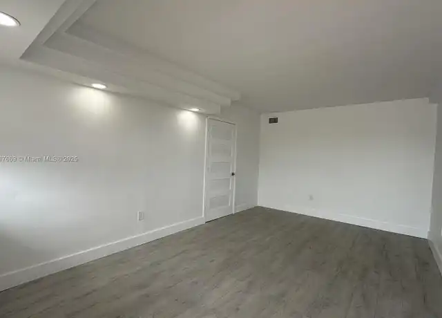 Property at 525 Meridian Ave #406, Miami Beach, FL, 33139, 2 beds, 1 bath, [object Object]