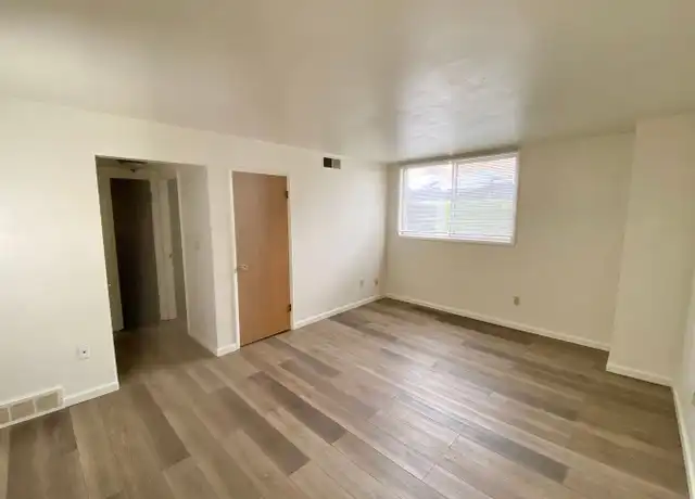 Property at 700 Carriage Hl Unit 704-3, Iowa City, IA, 52246, 2 beds, 1 bath, [object Object]