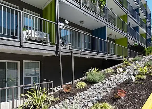 Photo of 12415 Ambaum Blvd SW, Burien, WA 98146
