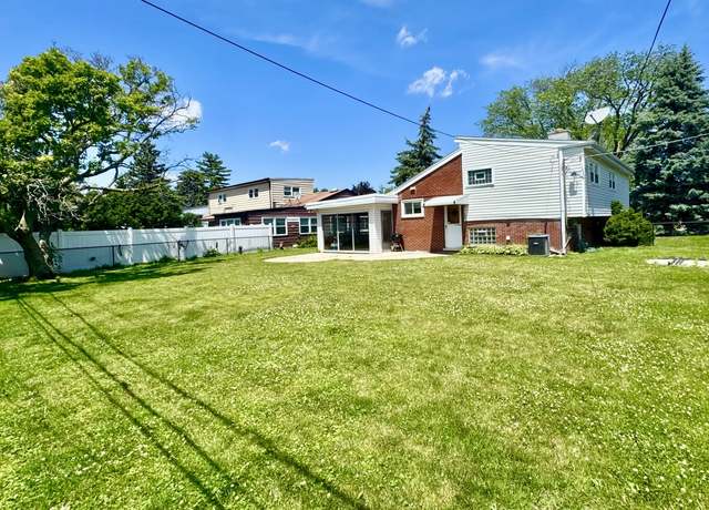 Photo of 7219 Lyons St, Morton Grove, IL 60053