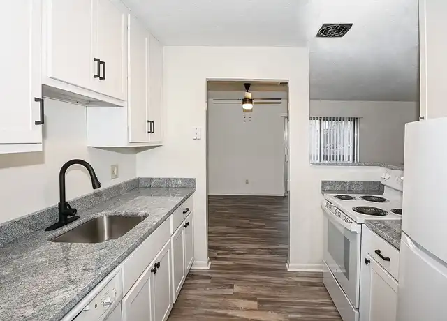 Property at The Ridgeview Apartment - 5462 Beechmont Ave, Cincinnati, OH, 45230, 1-2 bed, 1 bath, [object Object]
