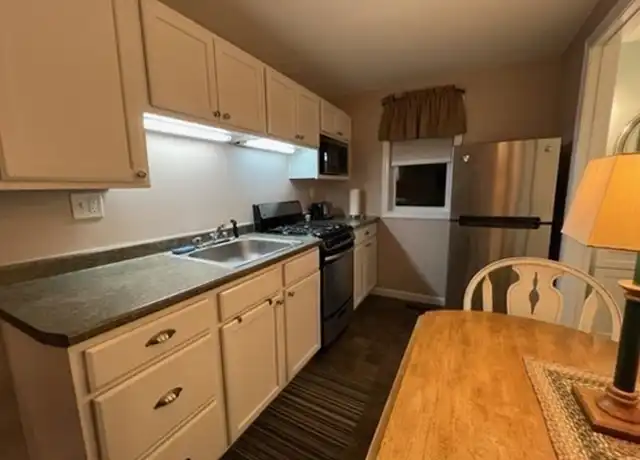 Property at 2 Essex Dr Unit 2, Hudson, MA, 01749, 1 bed, 1 bath, [object Object]
