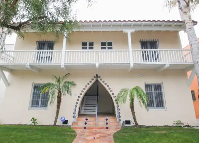 Property at 750 S Detroit St Unit 4, Los Angeles, CA, 90036, 2 beds, 1 bath, [object Object]