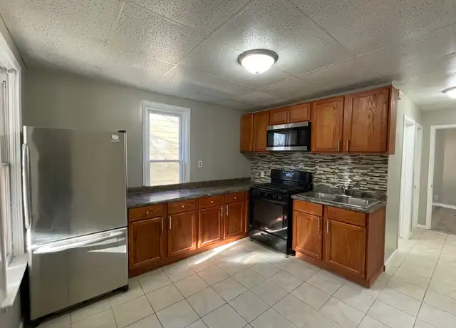 Property at 521 9th St Unit ST1, Rockford, IL, 61104, 3 beds, 1 bath, [object Object]