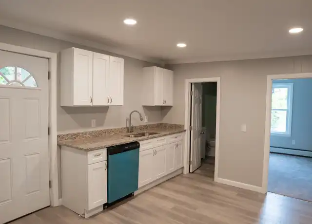 Property at 4 Saint Paul St Apt 1, Westfield, MA, 01085, 3 beds, 1 bath, [object Object]